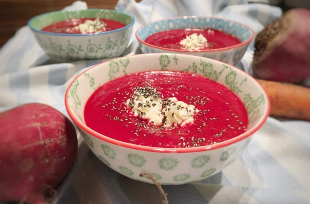 Rote Bete Suppe mit Ziegenfrischkäse und Chiasamen