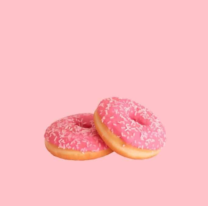 zwei pinke donuts vor pinkem hintergrund
